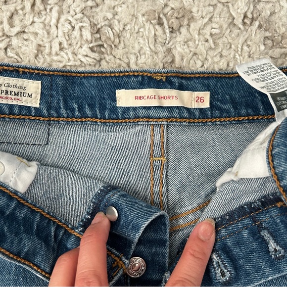 ⛔️SOLD⛔️Levi’s ribcage denim jean shorts size 26 - Picture 3 of 5